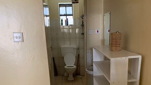 Appartement Affaires | Salle de bain | Douche, articles de toilette gratuits, bidet, serviettes fournies