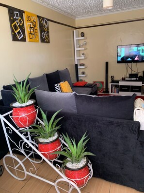 비즈니스 아파트 | 거실 공간 | 디지털 채널 시청이 가능한 20인치 스마트 TV, TV