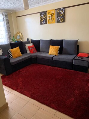 비즈니스 아파트 | 거실 공간 | 디지털 채널 시청이 가능한 20인치 스마트 TV, TV