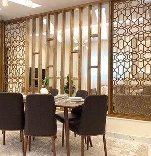 City-Apartment | Essbereich im Zimmer