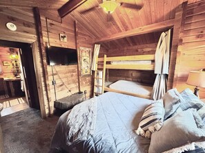 3 habitaciones, tabla de planchar con plancha, wifi y ropa de cama 