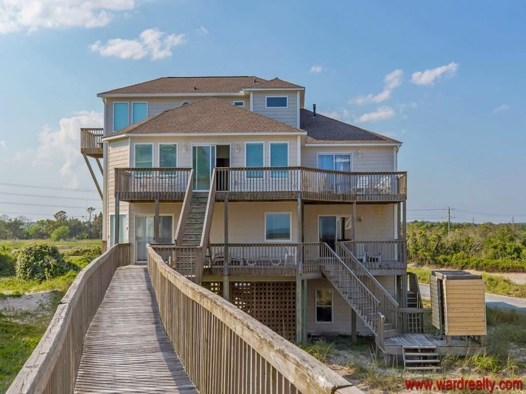 @ the Peach - OCEANSIDE - Community Pool!  PRIVATE Sports Court