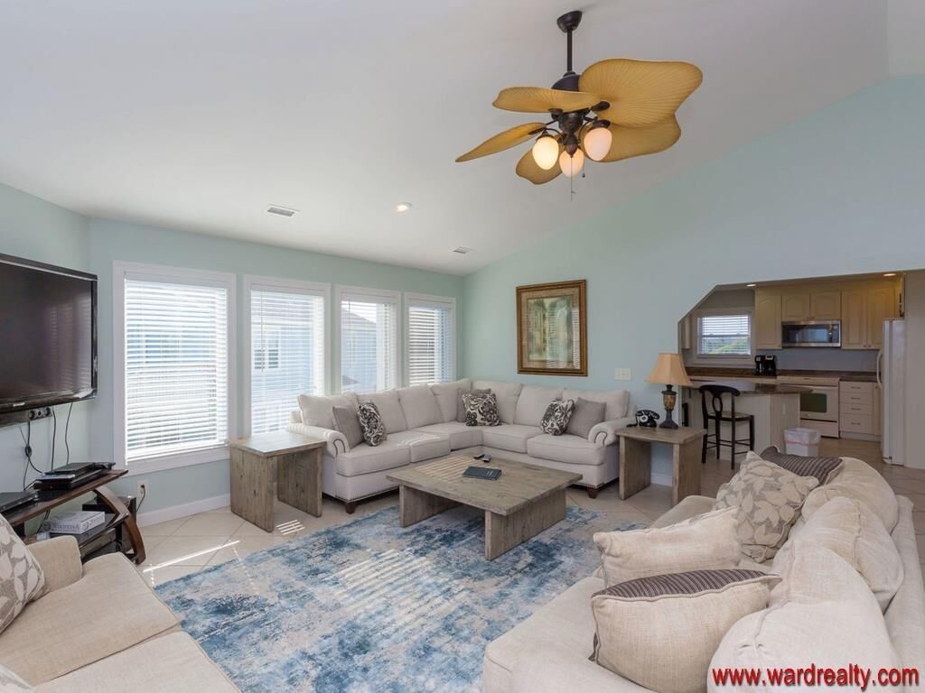 @ the Peach - OCEANSIDE - Community Pool!  PRIVATE Sports Court