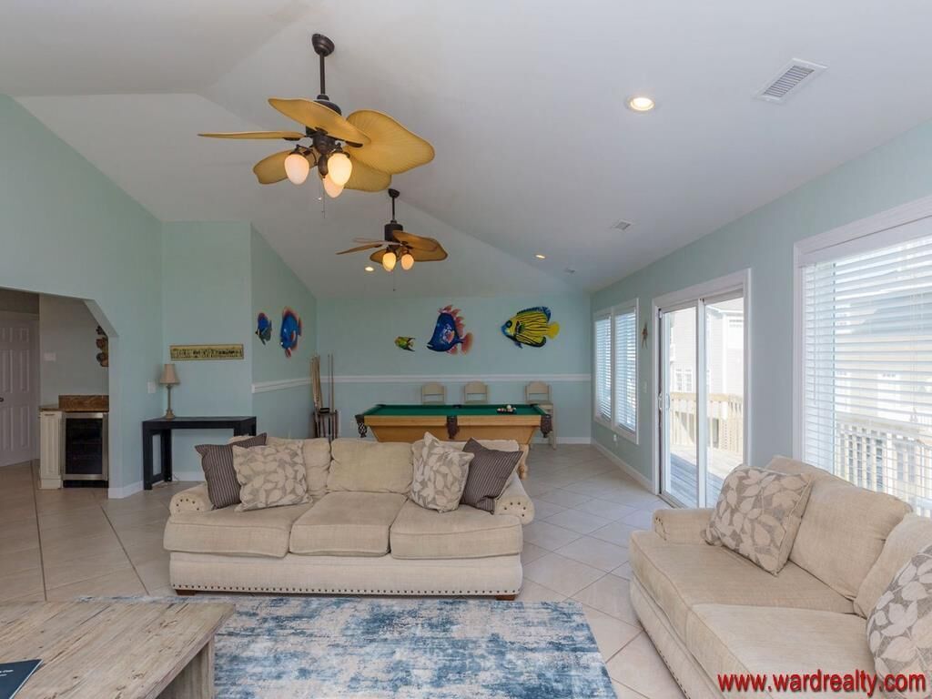 @ the Peach - OCEANSIDE - Community Pool!  PRIVATE Sports Court