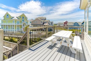 Outdoor dining - @ the Peach  - oceanfront/oceanside home (North Topsail Beach)