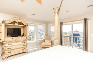 10 bedrooms, iron/ironing board, free WiFi - @ THE PEACH offers an escape to an oceanfront/oceanside (North Topsail Beach)