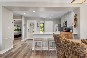 Køleskab, mikrobølgeovn, ovn, kogeplade