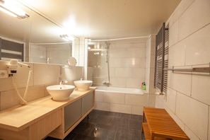 Hair dryer, towels, soap, shampoo - Luxury Suites Castel (Antwerp)