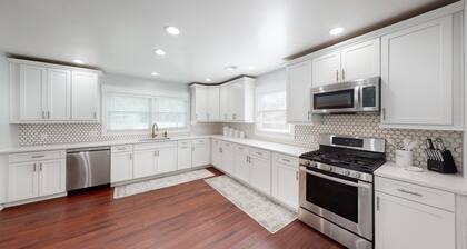 Modern 3 BR bungalow sleep 8, family/pet friendly, 15 min from downtown/outlets
