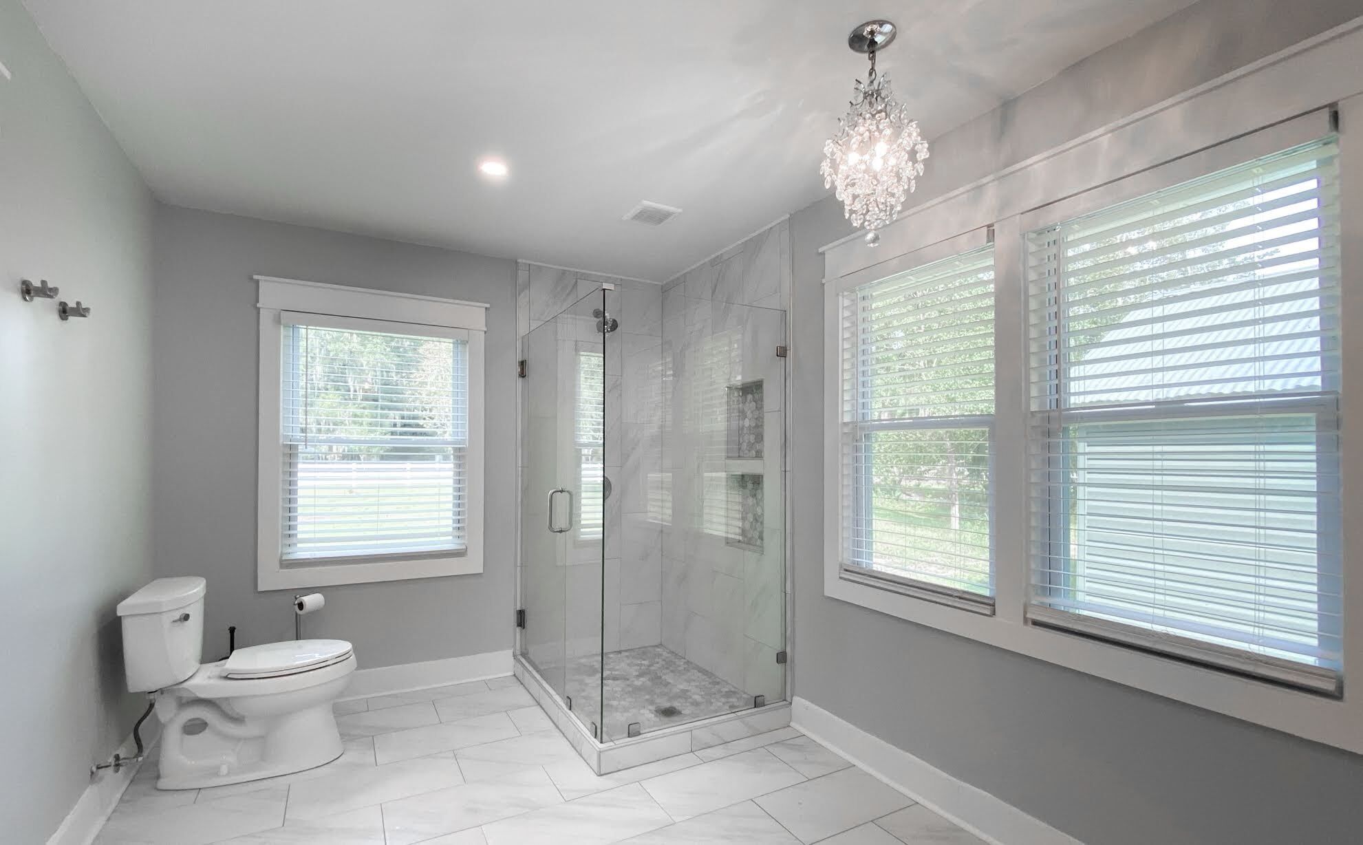 Modern 5 bed bungalow sleep 8, family/pet friendly, 15 min from downtown/outlets