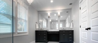 Modern 3 BR bungalow sleep 8, family/pet friendly, 15 min from downtown/outlets