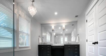 Modern 3 BR bungalow sleep 8, family/pet friendly, 15 min from downtown/outlets