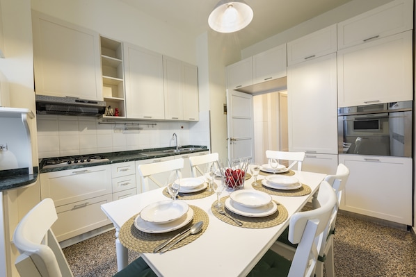 Appartamento Luxury | Cucina privata | Frigorifero, microonde, forno, piano cottura