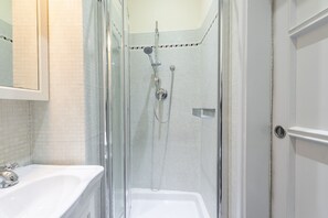 Luxury Apartment | Bathroom | Shower, free toiletries, hair dryer, bidet - Luxury Signoria by Mmega (Florence)