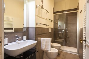 Luxury Apartment | Bathroom | Shower, free toiletries, hair dryer, bidet - Luxury Signoria by Mmega (Florence)