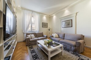 Luxury Apartment | Living area | 40-inch flat-screen TV with digital channels, TV - Luxury Signoria by Mmega (Florence)