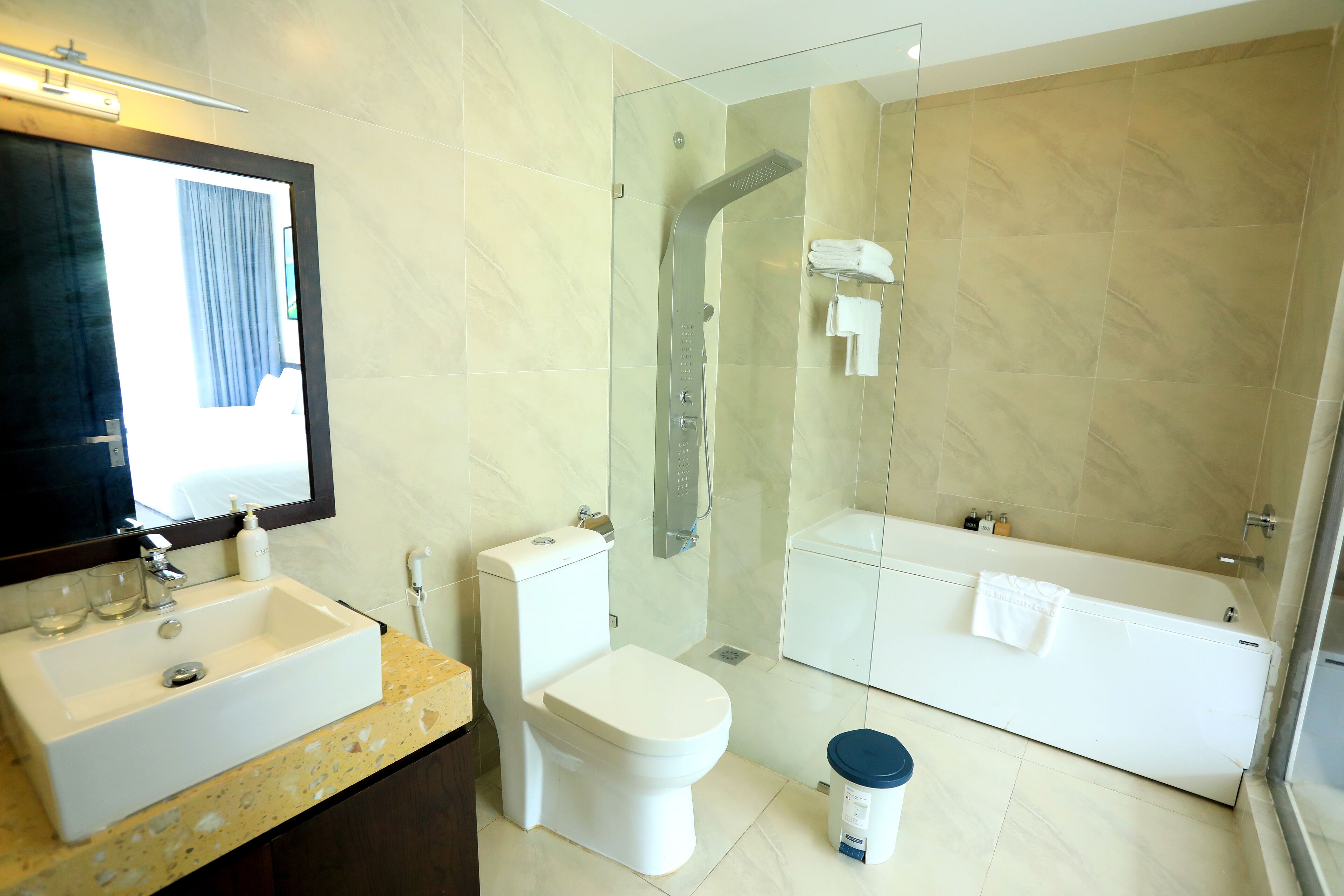 Un baño moderno con lavamanos, inodoro, ducha y bañera.