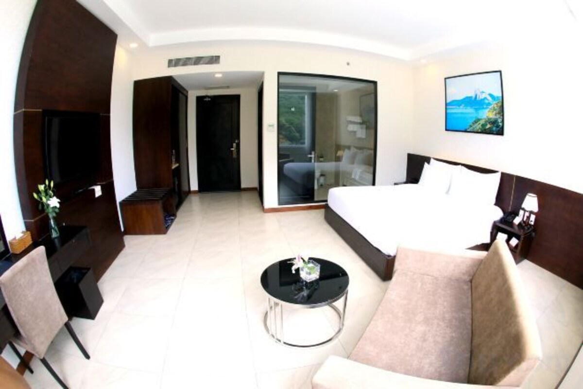 Premium bedding, minibar, in-room safe, desk