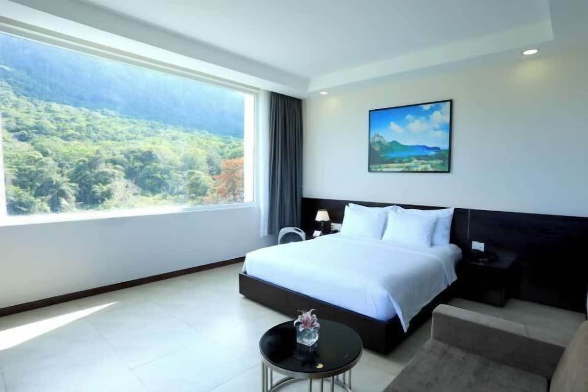 Premium bedding, minibar, in-room safe, desk