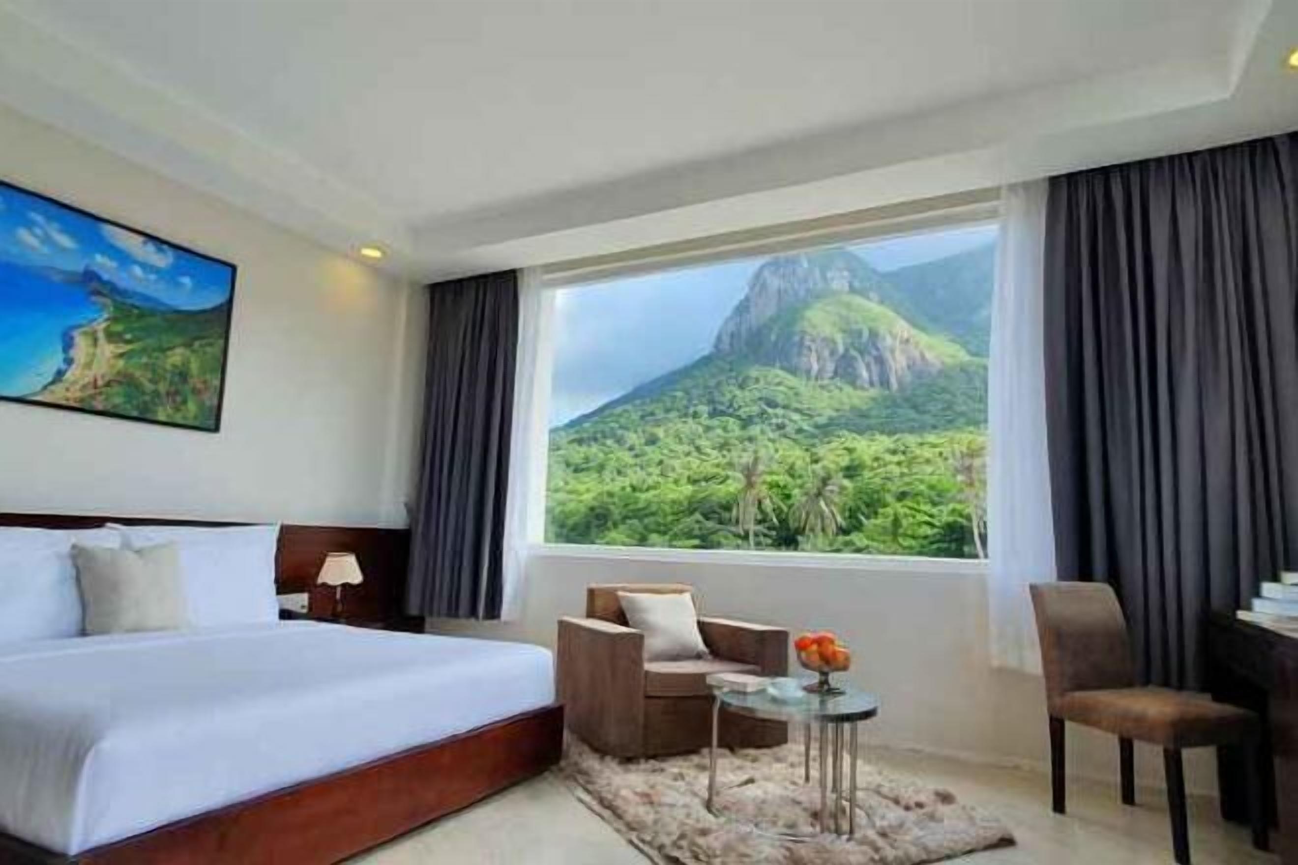 高級寢具、迷你吧、客房內保險箱、書桌