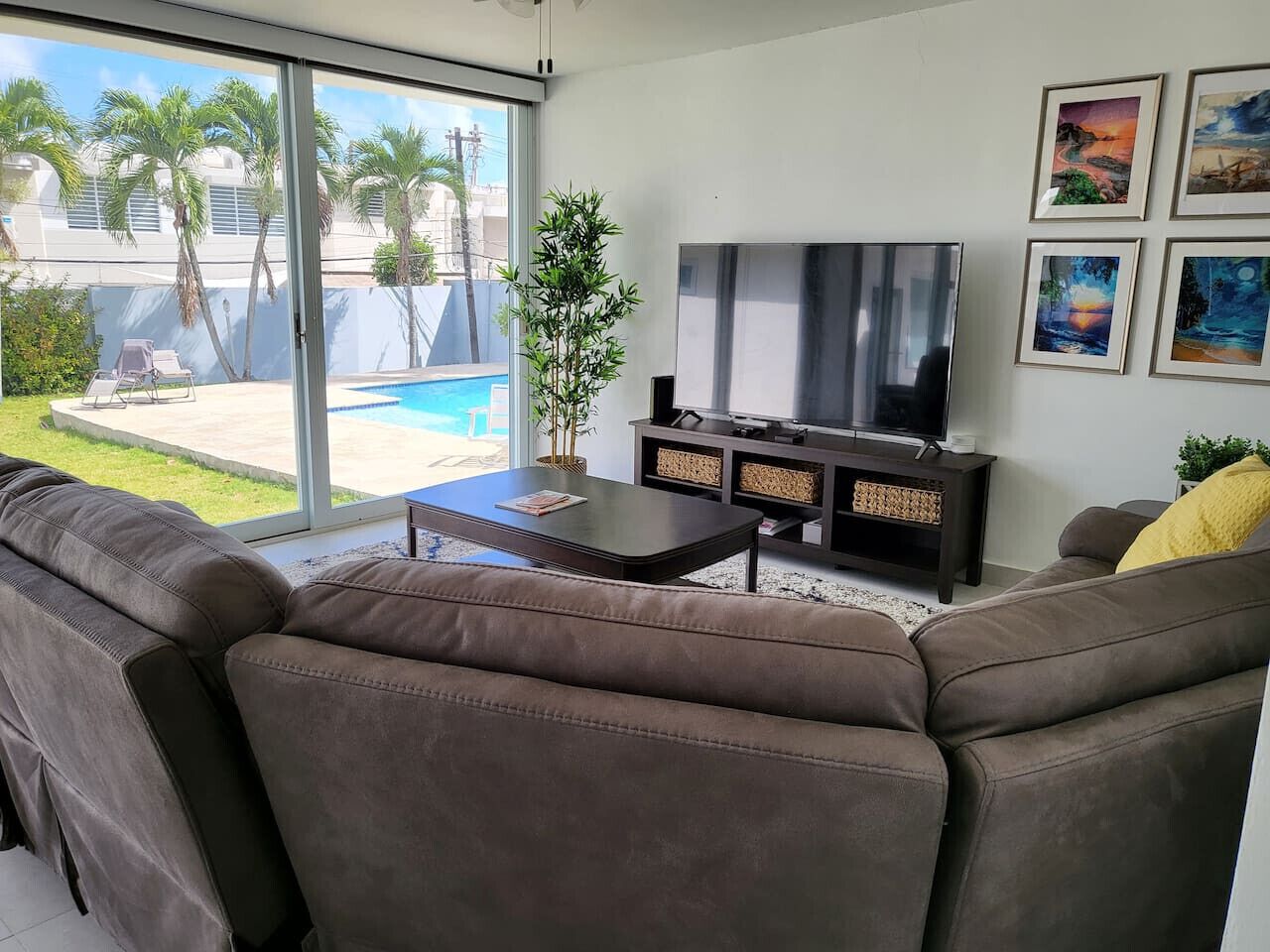 Smart TV, libros, monitor de computadora y impresora 