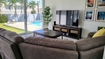 Smart TV, libros, monitor de computadora y impresora