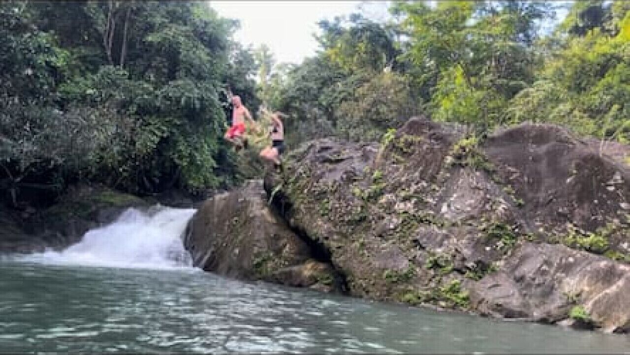 Una formación rocosa natural con una cascada.
