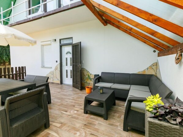 تناول الطعام بالخارج