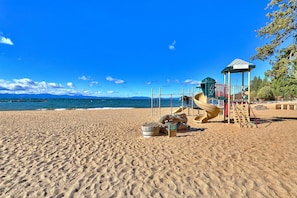 Una spiaggia nelle vicinanze