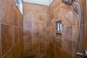 Combined shower/bathtub, towels - Irons & Woods of Pinehurst (Pinehurst)