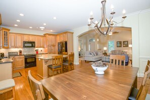 Interior - Irons & Woods of Pinehurst (Pinehurst)