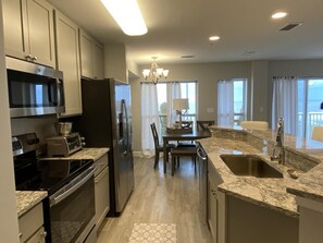 Frigorífico, microondas, horno y placa de cocina