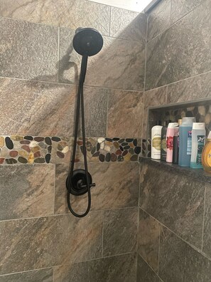 Chuveiro, toalhas de banho, sabonete, shampoo