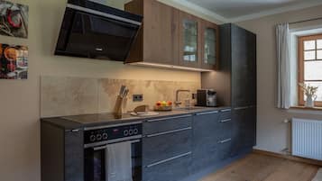 Fridge, oven, stovetop, coffee/tea maker