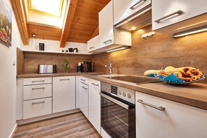 Fridge, oven, stovetop, dishwasher