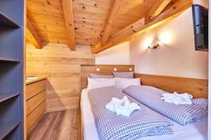 1 Schlafzimmer, Zimmersafe, Schreibtisch, Bügeleisen/Bügelbrett