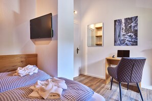 1 bedroom, in-room safe, desk, iron/ironing board