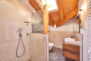 Shower, hair dryer, towels, soap - Cozy 65 sqm attic apartment with open roof truss and two balconies (Garmisch-Partenkirchen)