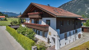 Exterior - Cozy 65 sqm attic apartment with open roof truss and two balconies (Garmisch-Partenkirchen)