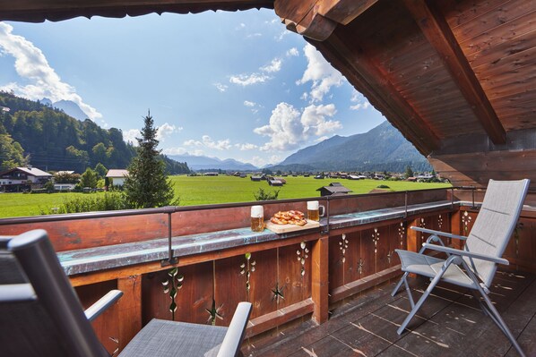 Property grounds - Cozy 65 sqm attic apartment with open roof truss and two balconies (Garmisch-Partenkirchen)
