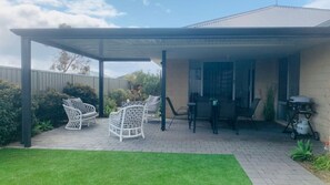 Outdoor dining - Napolean Holiday Retreat (Kealy)