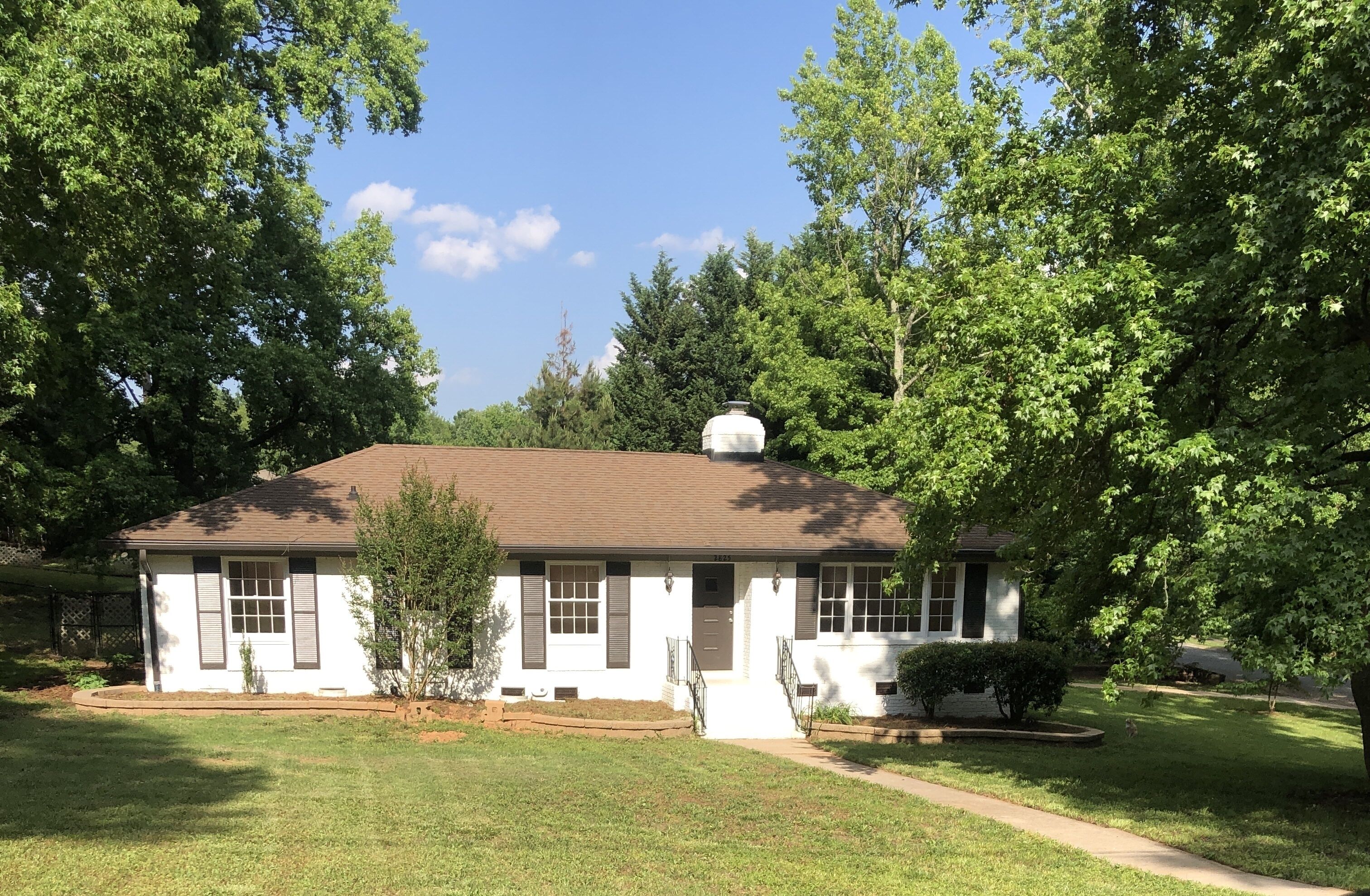 Nice Peaceful home in Charlotte!!! 8 mins to downtown, 1.5 miles to clt airport 