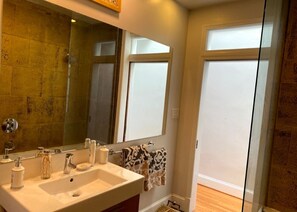 Ensemble douche/baignoire, sèche-cheveux, serviettes fournies