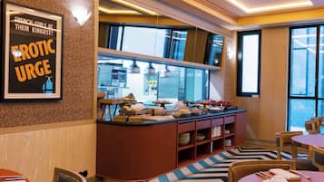 Café da manhã com buffet todos os dias (EUR 20 por pessoa)