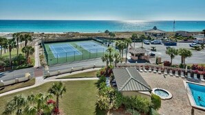 Een tennisbaan, zwembad en uitzicht op de oceaan.
