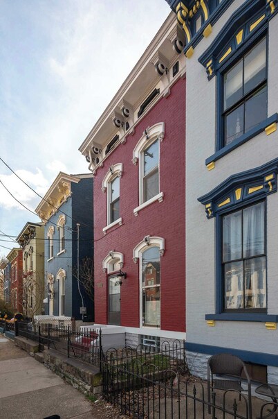 Main Street 2BR, Walk to Bars, Stadiums, Downtown