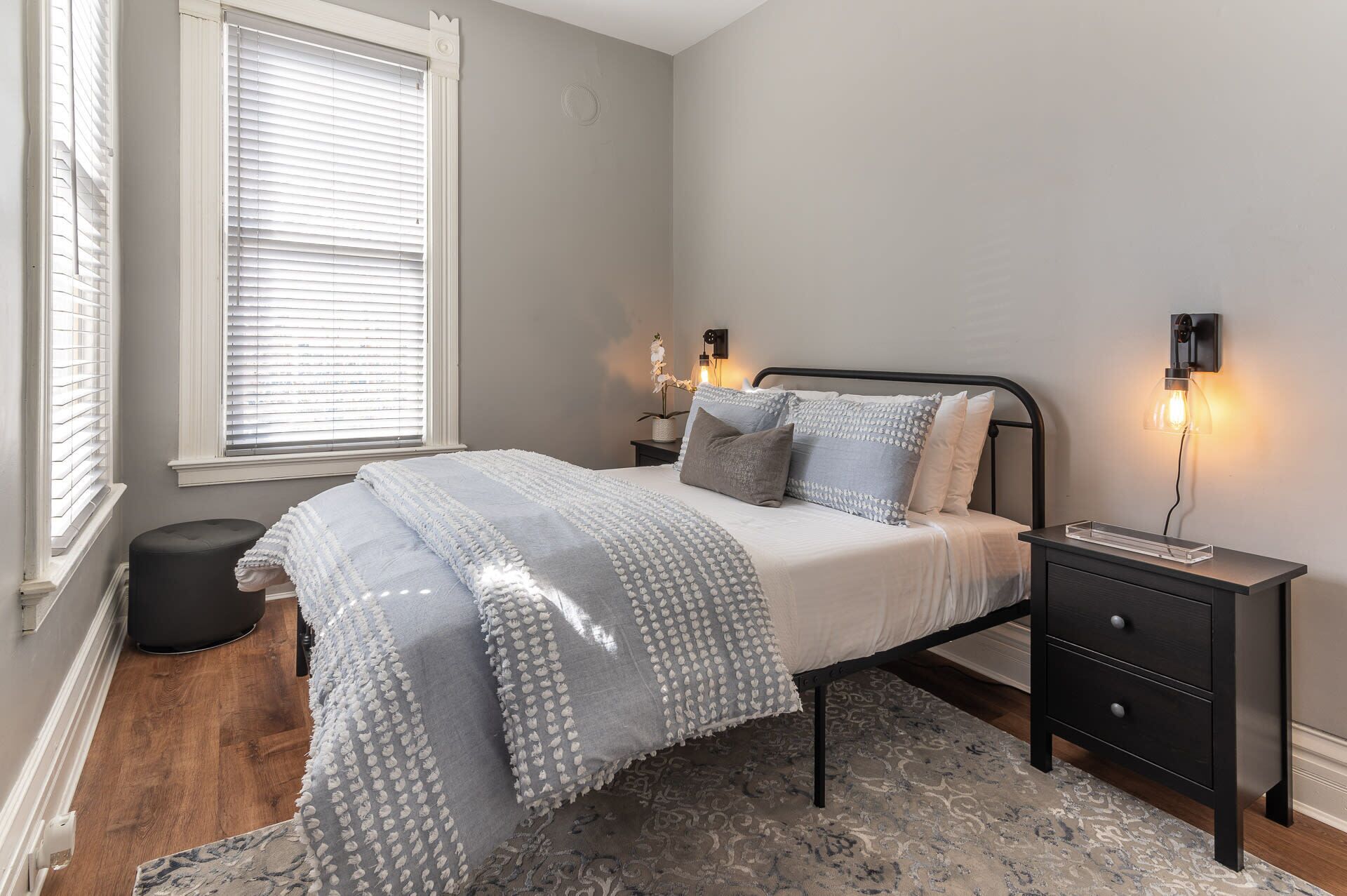 2 bedrooms, desk, iron/ironing board, WiFi