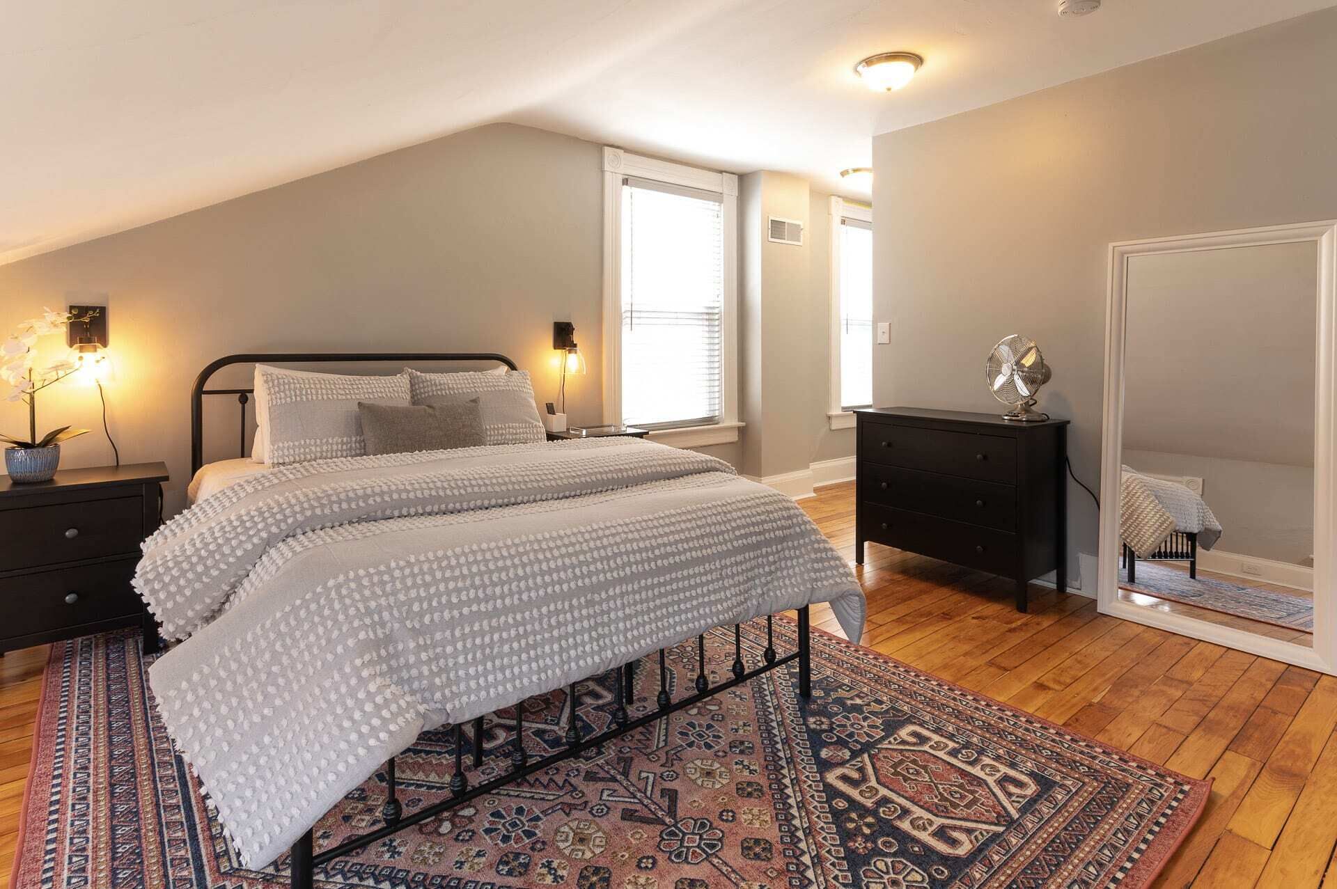 2 habitaciones, escritorio, tabla de planchar con plancha y wifi 