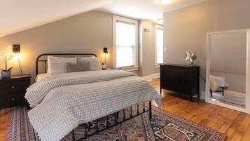 2 bedrooms, desk, iron/ironing board, WiFi