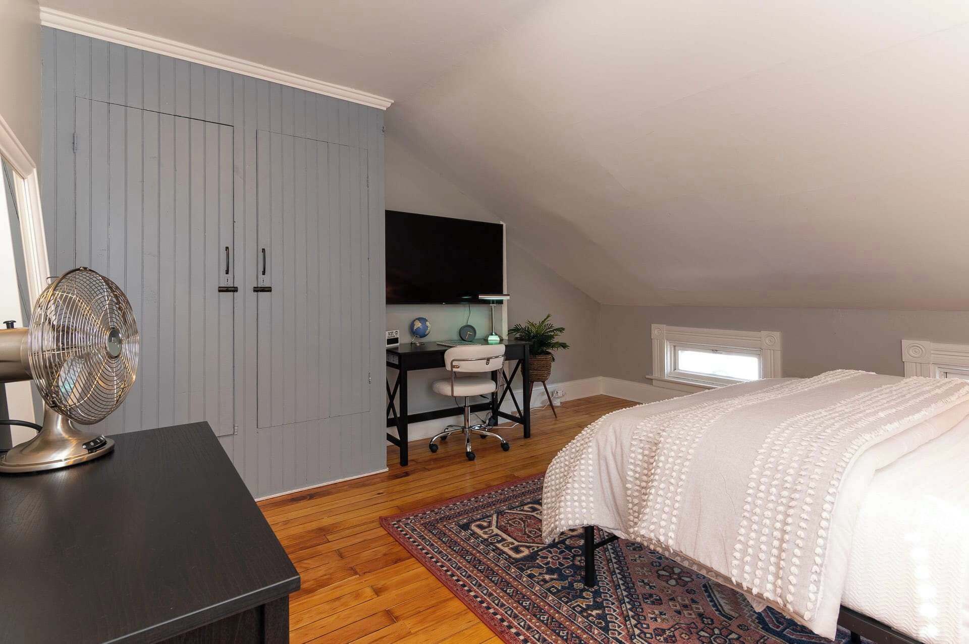 2 bedrooms, desk, iron/ironing board, WiFi